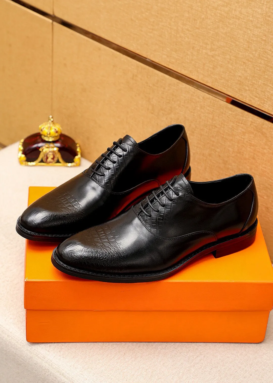 Men's shoes 💰460 💐 Product trademark: HERMES "Hermès" business leather shoes Regular size: 38-44 (45🉑️customized) Product materials: Selected imported first-layer calfskin upper, imported water-dyed 🐂 cowhide lining. Strong three-dimensional visual effect, non-slip and wear-resistant combination outsole Color: 2⃣️colors available